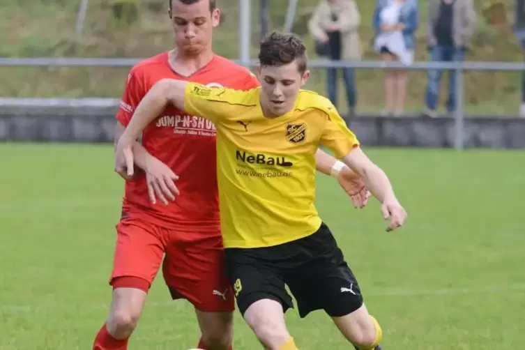 Stürmt nach zehn Monaten Pause wieder da: Kevin Büchler (rechts), Ex-Bezirksliga-Torschützenkönig vom SC Weselberg.  Foto: Seeba