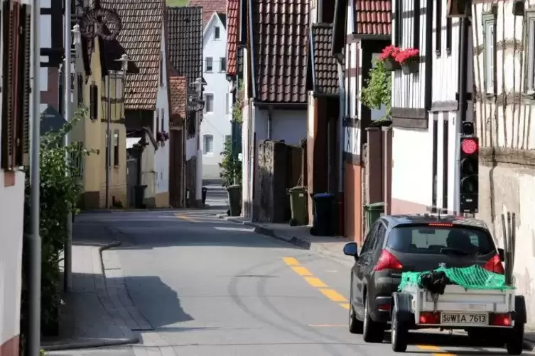 Rund 200 Meter ist die Ampelstrecke in der Weinstraße im Ortsteil Pleisweiler lang.  Foto: Iversen