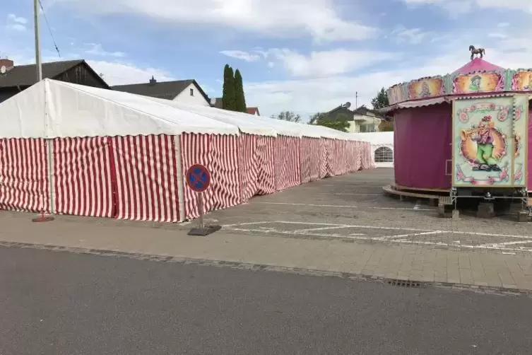 Das acht Meter breite und 27 Meter lange Festzelt wurde am Mittwoch neben dem Karussell aufgebaut. Dort finden in diesem Jahr er