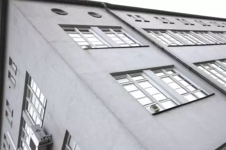 Die Fenster am Schuhmuseum dürfen wegen des Denkmalschutzes nicht erneuert werden. Foto: Kadel-Magin