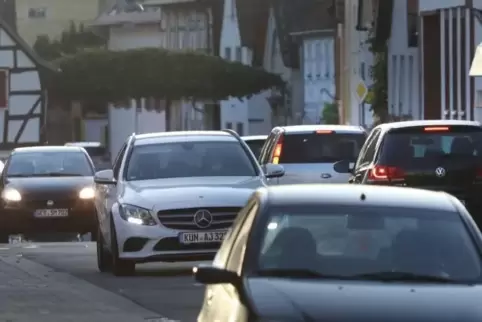 „Rushhour“ in Hochstadt. Vor dem Durchfahrtsverbot reihte sich morgens Auto an Auto.  Foto: van