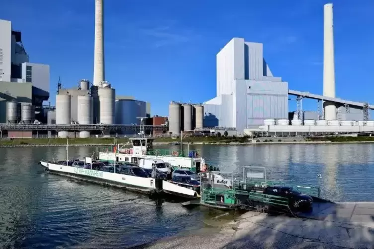 Das Fährschiff am Dienstagabend beim Anlegen auf Altriper Seite.  Foto: Lenz