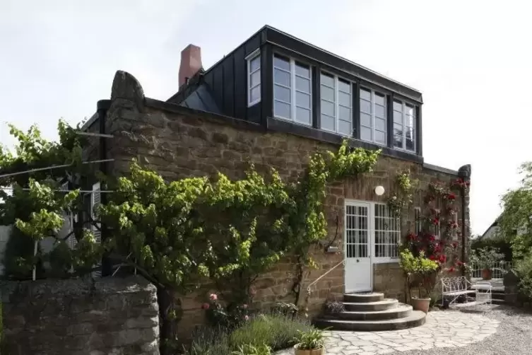 Die Villa Schaffer auf der Südseite mit ihrem durchfensterten Dacherker. Foto: Architektur und Wohnen/Philip Radowitz