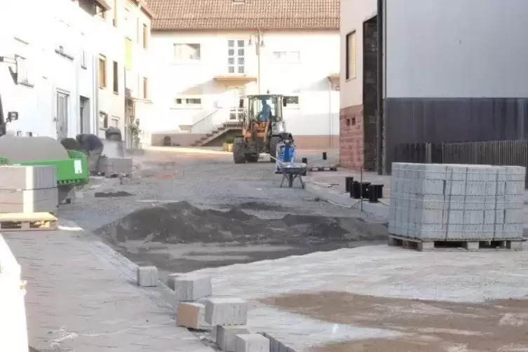 Gute Nachrichten für leidgeplagte Anlieger und Schulkinder: Die scheinbar ewige Baustelle Schulstraße ist beinahe fertig.  Foto: