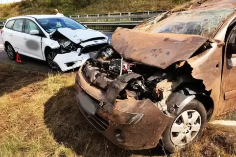 30 Minuten war die A63 in Richtung Kaiserslautern komplett gesperrt.  Foto: Helmut Dell