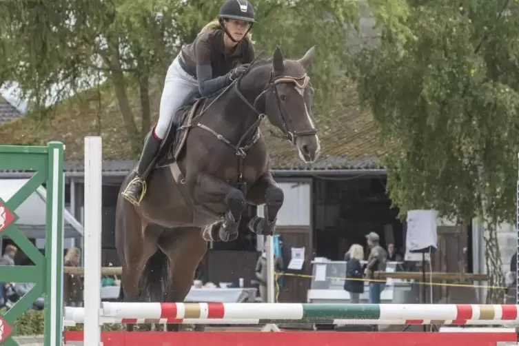 Sauber gesprungen: Melanie Bischoff zeigt dem Nachwuchs, wie’s gemacht wird. Foto: VIEW