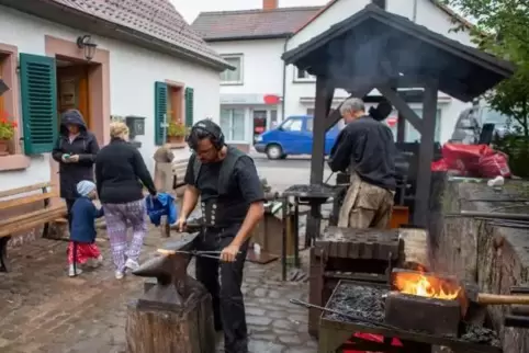 Im Hof der Schmiede Huber können die Festbesucher erfahren, wie Eisen einst bearbeitet wurde. Foto: VIEW