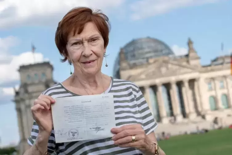 Im Reichstag geboren: Mareile Van der Wyst hat es schriftlich. Foto: dpa