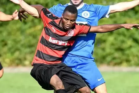 Erzielte den 1:1-Ausgleich für den TuS Rüssingen: Yahya Sanyang (vorne). Foto: Stepan