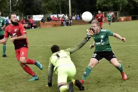 Gleich ist der Ball drin: Dominik Knorr (rechts) verwandelt einen Abpraller von MTSV-Keeper Kai Bundels per Kopf zum 1:1-Ausglei