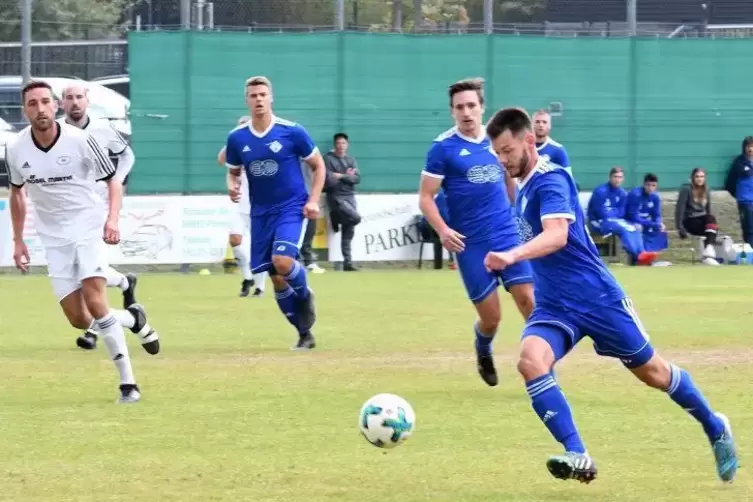 Machte das 1:0: Jonas Jung (am Ball), hier von seinen Teamkollegen Erik Bischoff (2. von rechts) und Christopher Ludy beobachtet