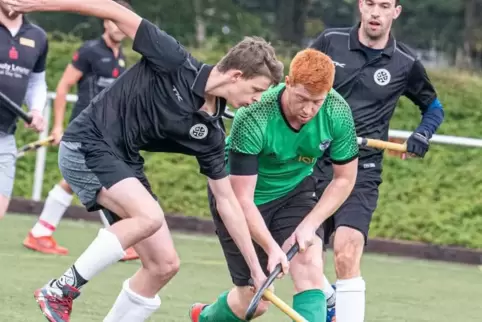 Der Grünstadter Simon Hammer (Mitte) spielt mit Trauerflor am rechten Arm. Foto: Dell