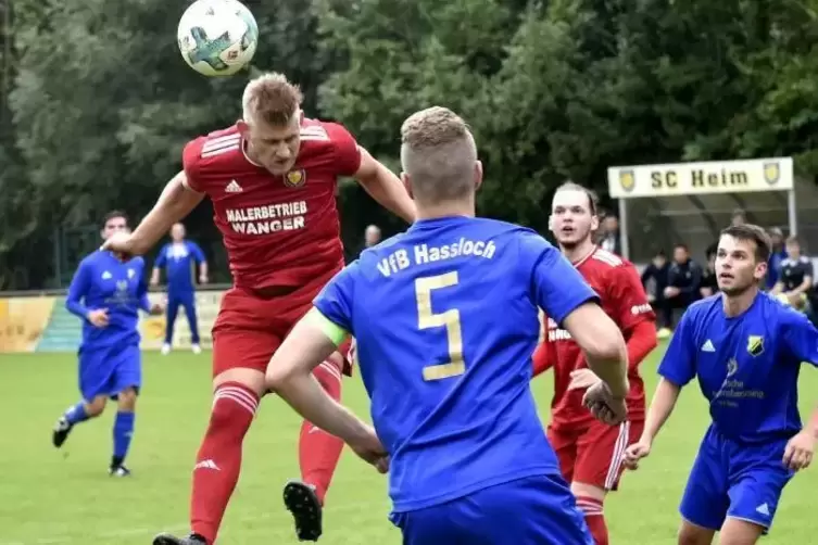 Wenn SC-Stürmer Kevin Bernhardt (rotes Trikot) das 2:2 gelungen wäre, hätte das Spiel vielleicht einen anderen Dreh bekommen. Fo