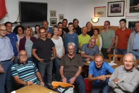 Das Team der Lokalredaktion beim Abschluss des Wandertages im TuS-Clubheim in Schaidt. Vordere Reihe: Die Gastgeber vom PWV.  Fo