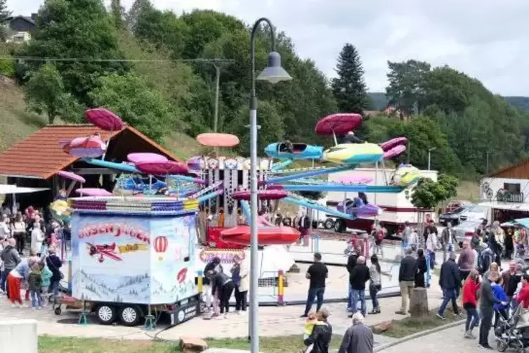 Hier geht’s rund: Viel Betrieb herrschte auf dem Kerweplatz.  Foto: Potdevin