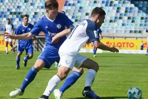 Am 31. August spielte der FK Pirmasens im Junioren-DFB-Pokal gegen den VfL Bochum – links FKP-Spieler Luca Rübel, rechts der Boc