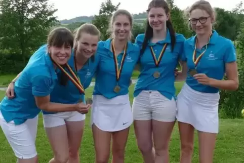 Mit diesem Team qualifizierte sich der Erste Golfclub Westpfalz für die deutsche AK18-Meisterschaft: von links Captain Andrea Pf