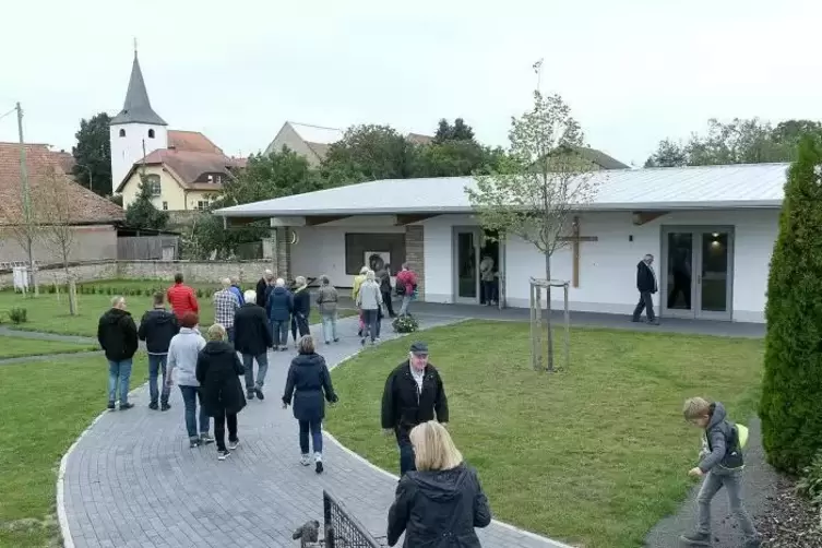 Lob gibt es für die neue Friedhofshalle und das Außengelände. Viele Stunden Eigenleistung stecken hier drin.