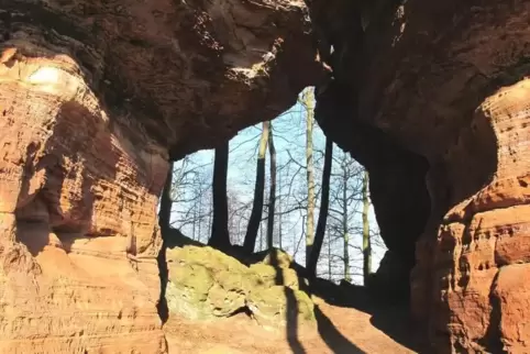 Die imposanten Altschlossfelsen bei Eppenbrunn, Namengeber des Premiumweges Altschlosspfad, begeistern Wanderer zu jeder Jahresz