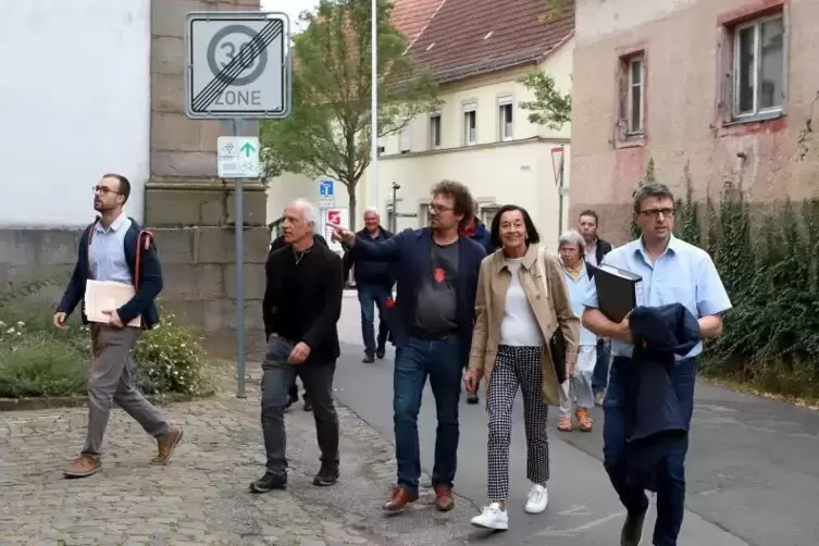 Der erste Stopp des Rundgangs war die Alte Schule. Sofort wurde die Neubau-Planung diskutiert.