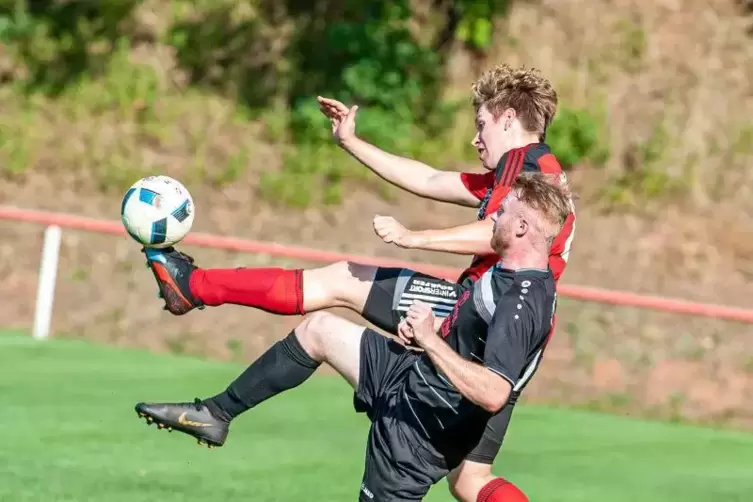 Erwartet zum Kerwespiel den SV Wiesenthalerhof: A-Klassist TuS Ramsen; hinten der TuS-Spieler Jens Gemünd.