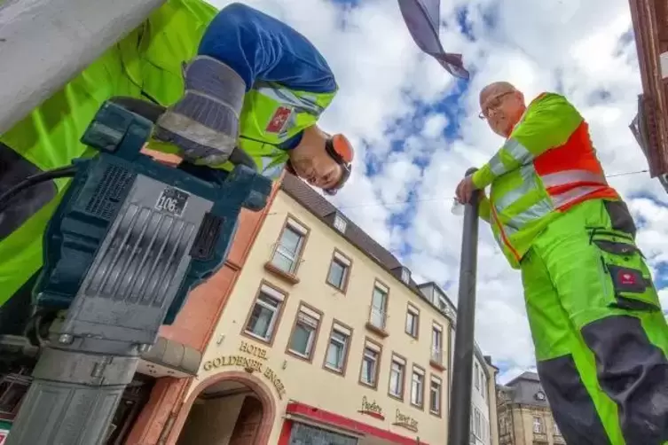 Poller werden gesetzt: Fabian Markert und Dieter Piersig am Werk. 