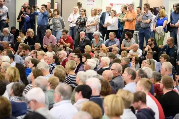 Manche müssen stehen: Wie hier in Bremen treffen die Regionalkonferenzen auf guten Zuspruch.