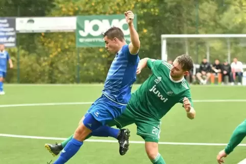 Der Verbandsligist SG Rieschweiler (blaues Trikot) spielt morgen zu Hause gegen den SV Morlautern.