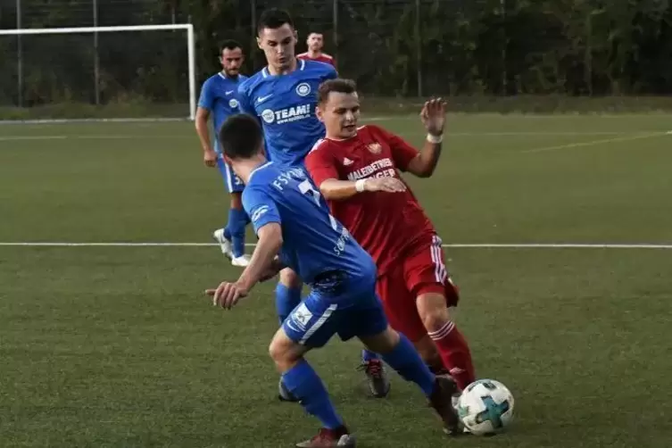 Horst Döppel (rechts) und der SC waren dem FSV Schifferstadt läuferisch und spielerisch nicht gewachsen.