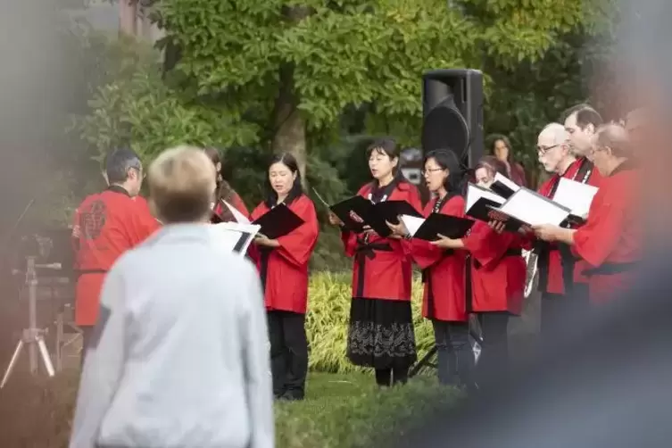 Der deutsch-japanische Chor „Die Flügel“ bereicherte mit seinem Liedgesang die Stimmung im Japanischen Garten.