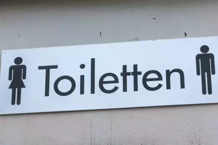 Was die Beiden gemeinsam auf der Toilette wollte,bleibt sein Geheimnis.