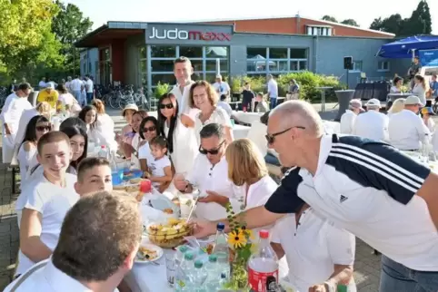 Zugreifen, es ist für alle etwas da: Beim JSV Speyer wird zum 60-Jährigen in weiß aufgetischt und gespeist.