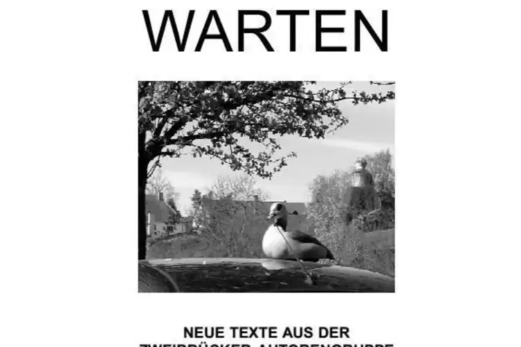 Die Gans auf dem Auto wartet auch.