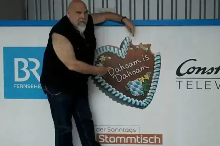 Wolfy Ziegler, Musiker, Schauspieler und Soft-Rocker während der Dreharbeiten zu „dahoam is dahoam“. In der nächsten Woche zupft