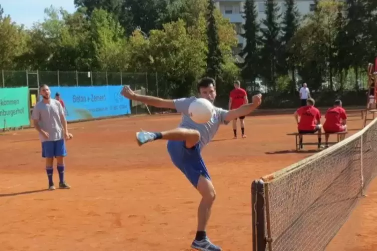 Geübte Kicker haben beim Fußball-Tennis einen Vorteil.