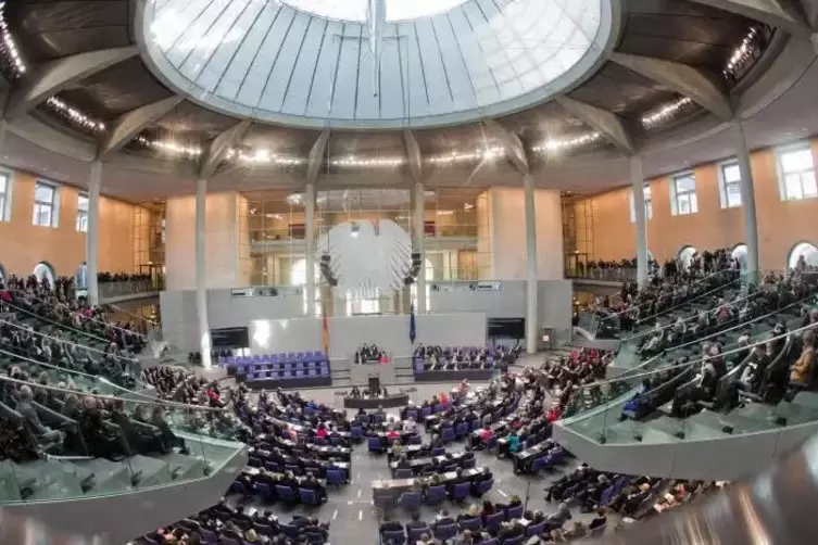 Eigentlich sollten im Bundestag 598 Abgeordnete sitzen. Doch durch Überhangmandate ist er mittlerweile auf 709 Parlamentarier an