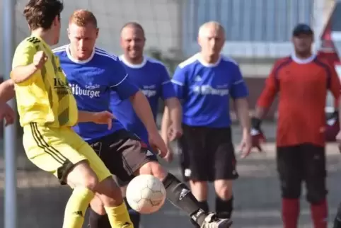 Geballte Abwehrroutine im „Föbo“-Team: (von links in Blau) Andrew Bullinger, Christoph Dick, Frank Krzischke und Keeper Torsten 