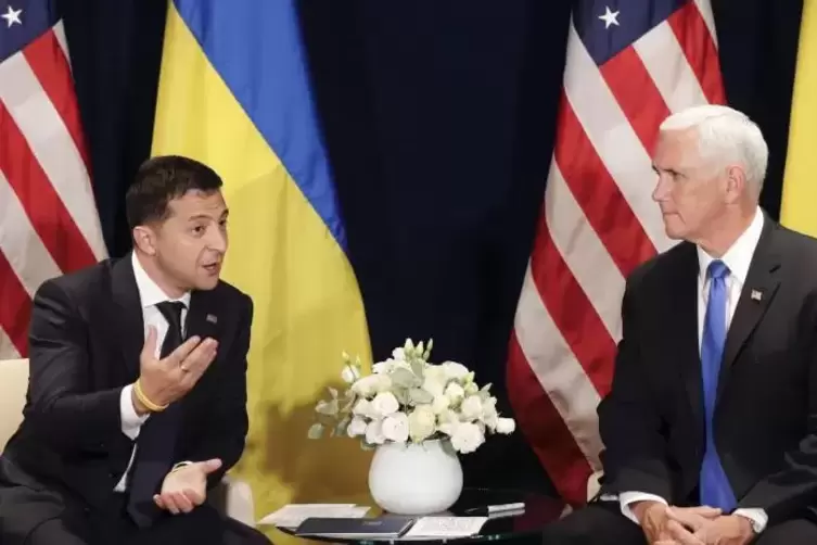 Der ukrainische Präsident Wolodimir Selenskyj im Gespräch mit US-Vizepräsident Mike Pence am 1. September in Polen. Ging es dabe