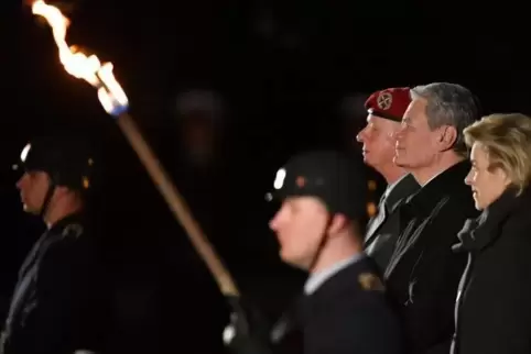 Zu seiner Verabschiedung bekam Joachim Gauck als ehemaliger Bundespräsident 2017 einen Zapfenstreich.