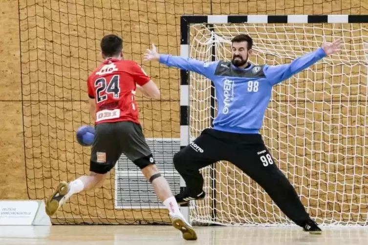 Hielt seine Mannschaft in der Anfangsphase mit starken Paraden im Spiel: Dansenbergs Torhüter Kevin Klier, hier gegen Julian Man