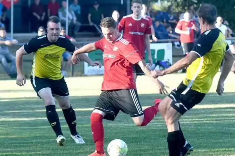 Mann des Tages: Viermal hat der Dreisener Peter Stricker (in Rot beim Schuss) beim 11:0-Erfolg gegen Dielkirchen ins Netz getrof