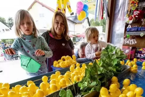 Auf der Weilerbacher Kerwe waren Tamiya und Ida mit Oma Steffi und Opa Thomas Kunz (von links) beim Entenfischen.