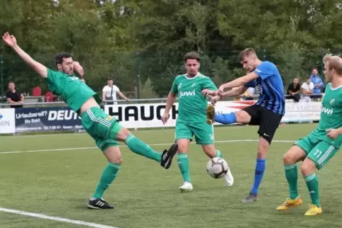 Möglichkeiten über Möglichkeiten: Brajan Polarczyk (blau) vom FC Speyer 09.