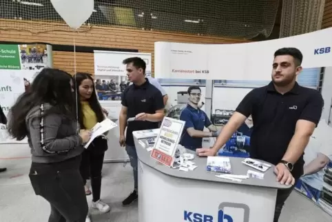 Auch der Frankenthaler Pumpen- und Armaturenhersteller KSB war mit einem Infostand auf der Berufs- und Studienmesse vertreten.