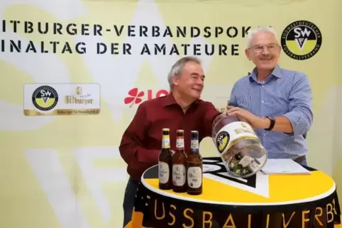 Haben die Auslosung des SWFV-Pokal-Viertelfinales vorgenommen: RHEINPFALZ-Sportchef Horst Konzok (links) und SWFV-Vizepräsident 