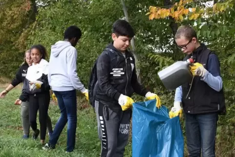 Mathias Glaßer, Schüler der Klasse 7c der Realschule plus Kirchberg, hat Ölkanister gefunden. Ismail Komarov hilft mit dem Mülls