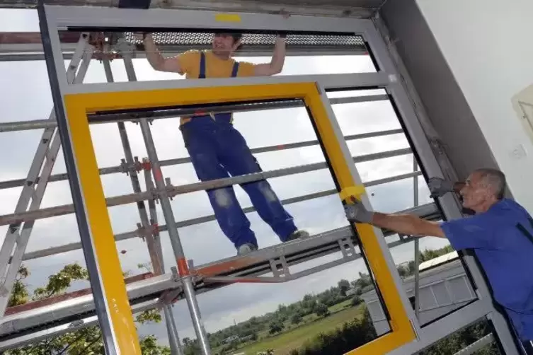 An Schulen ist immer viel zu tun: Unser Bild zeigt den Einbau neuer Fenster an der Ernst-Reuter-Schule in der Gartenstadt.