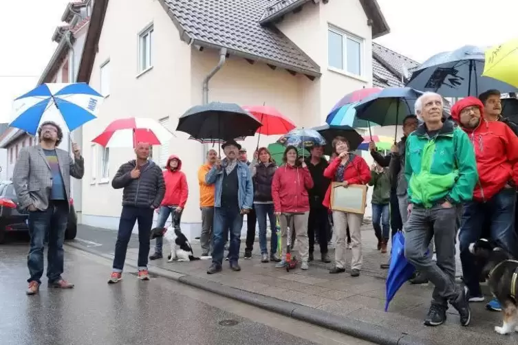 Geschichten aus der Geschichte hielten trotz Regens die Spaziergänger bei Laune.