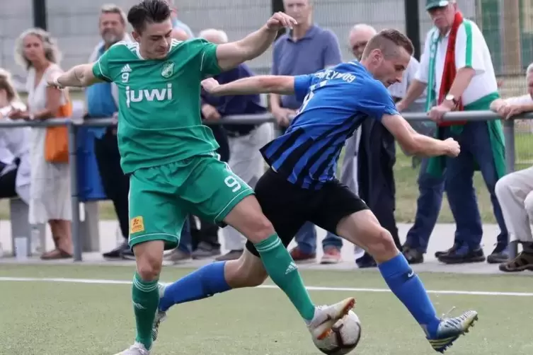 Im Zweikampf beim Heimspiel gegen Waldalgesheim: Speyers Tobias Blasczyk (blaues Trikot).