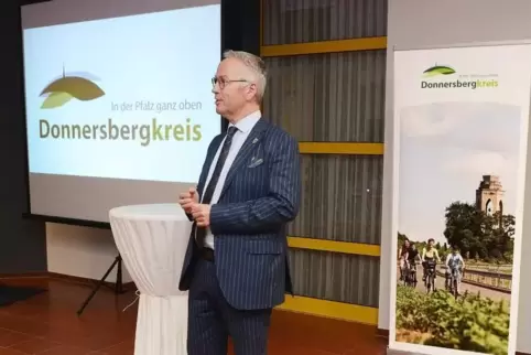 Landrat Rainer Guth stellte das neue Kreislogo im Foyer der Rockenhausener Donnersberghalle vor kurz vor Beginn der Kreistagssit